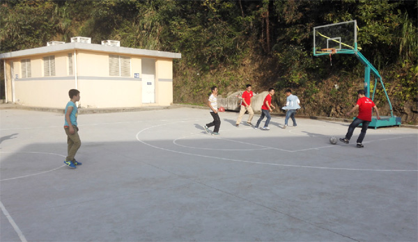 助学活动精纷呈，互动比赛：良时梦之队&燕春中学，篮球3：10，足球2：1，羽毛球2：2，乒乓球3：1